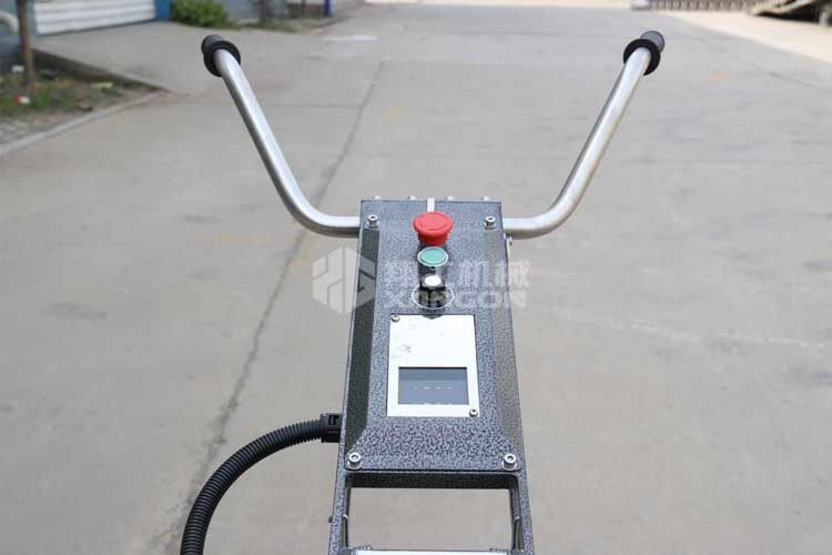 拋光機(jī)是為了讓地面表面有光澤，需要先研磨后才可以拋光。拋光分為粗拋和精拋，這時(shí)候可以使用拋光機(jī)，配合拋光墊，提高地面的光澤度。高速地坪拋光機(jī)讓你輕松完成地坪拋光工作，提高地坪亮度。