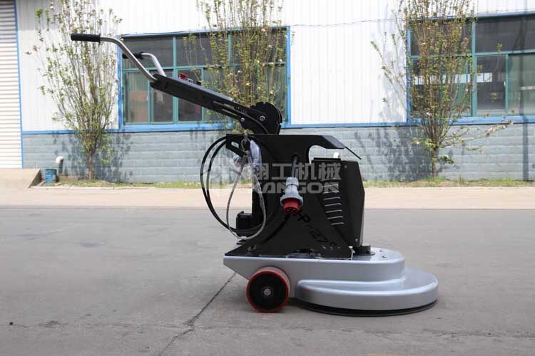 拋光機(jī)是為了讓地面表面有光澤，需要先研磨后才可以拋光。拋光分為粗拋和精拋，這時(shí)候可以使用拋光機(jī)，配合拋光墊，提高地面的光澤度。高速地坪拋光機(jī)讓你輕松完成地坪拋光工作，提高地坪亮度。