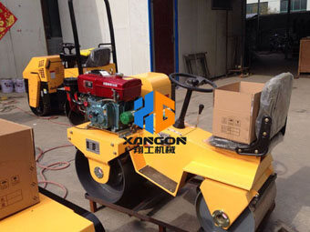 濰坊風(fēng)箏節(jié)草坪壓平，客戶選擇了翔工小型壓路機(jī)