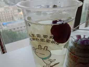 炎炎夏日到來(lái)，一杯銀耳紅棗美如詩(shī)！