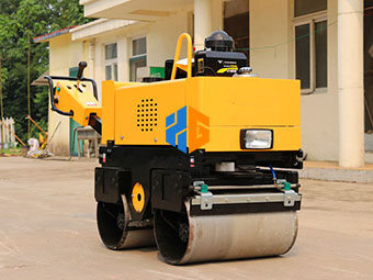 為什么小型壓路機(jī)適合公路養(yǎng)護(hù)呢？